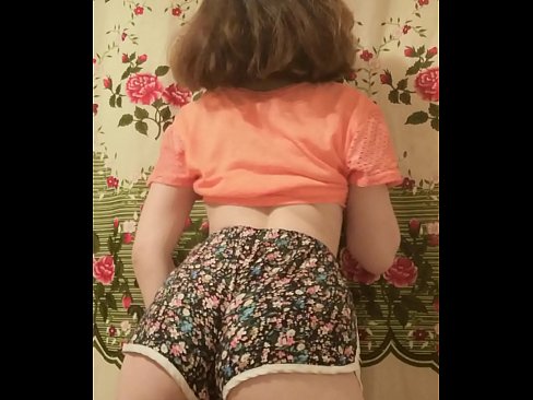 ❤️ 性感的年轻宝贝在镜头前脱下她的短裤 ️ Porn video❤