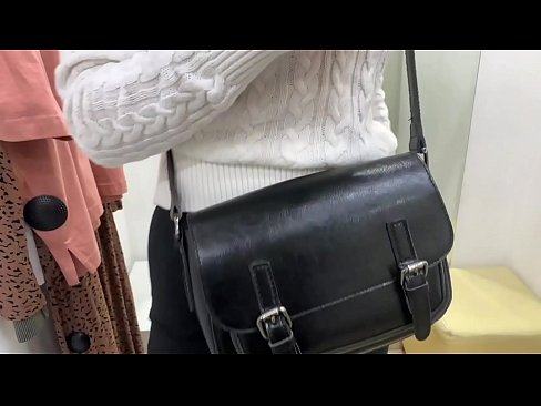 ❤️ 年轻婊子FeralBerry在试衣间用假阳具公开自慰 ️ Porn video❤