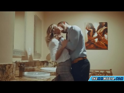 ❤️ 当一个胸大无脑的金发女郎在公共厕所里勾引你时 ️ Porn video❤
